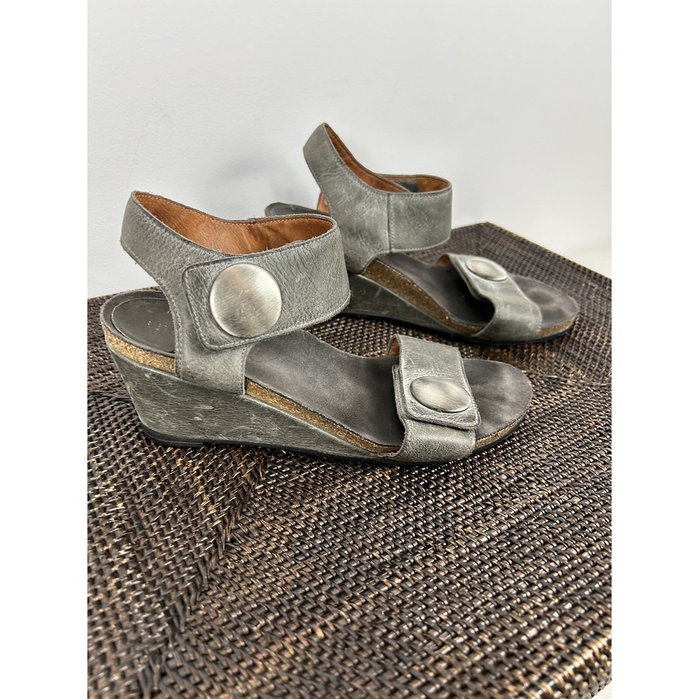 Taos Carousel 2 Leather Wedge Womens 7 Sandal Gray Antiqued Brass 38